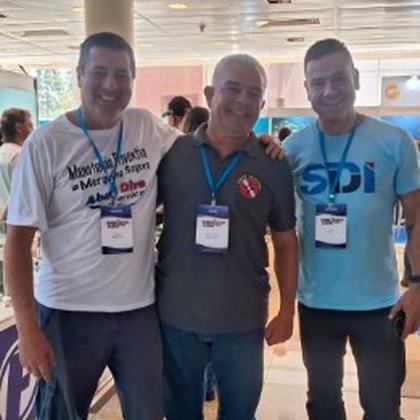 Instrutores da Easy Diving em evento do setor de mergulho, com credencial SDI